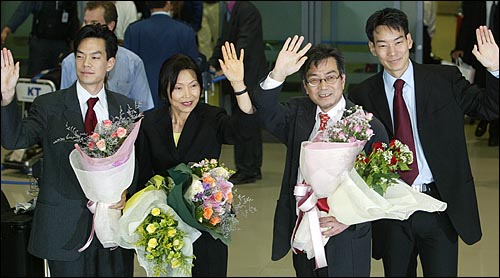 22일 오전 재독철학자 송두율 교수와 부인 정정희씨, 아들 준, 린씨가 함께 인천공항으로 통해  37년만에 귀국했다. 